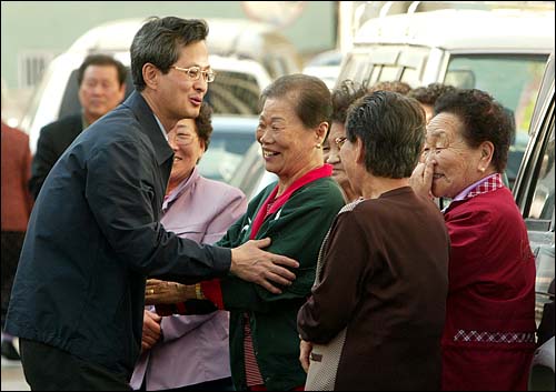 이재용 열린우리당 대구 중남구 후보가 까치아파트 앞에서 개인연설회를 가진뒤 유권자들과 악수하며 지지를 호소하고 있다. 